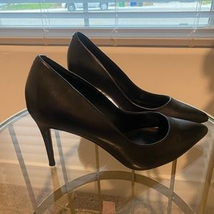 Black pumps